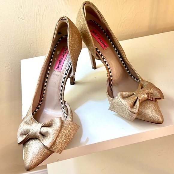Betsey Johnson,Prince Gold Glitter Bow
Detail Heels,Excellent Condition,Size 8.5 - Picture 1 of 9
